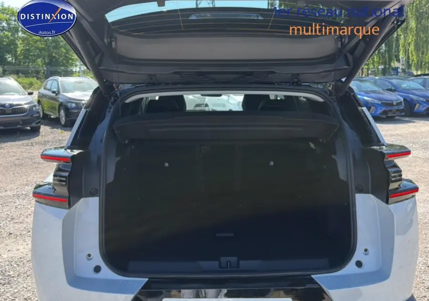 Vue arrière du Citroën C5 Aircross blanc et noir avec hayon ouvert dévoilant le coffre spacieux.