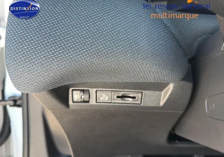 Détail des commandes sous le siège conducteur du Citroën C5 Aircross blanc et noir, vue intérieure rapprochée.