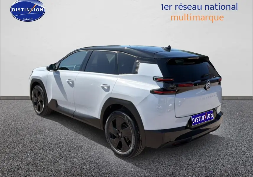 Vue 3/4 arrière droite du Citroën C5 Aircross blanc à toit noir avec jantes alliage noires.
