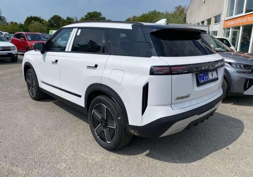SUV JAECOO J7 blanc khaki vu en 3/4 arrière droit, avec toit noir et feux arrière horizontaux fins.