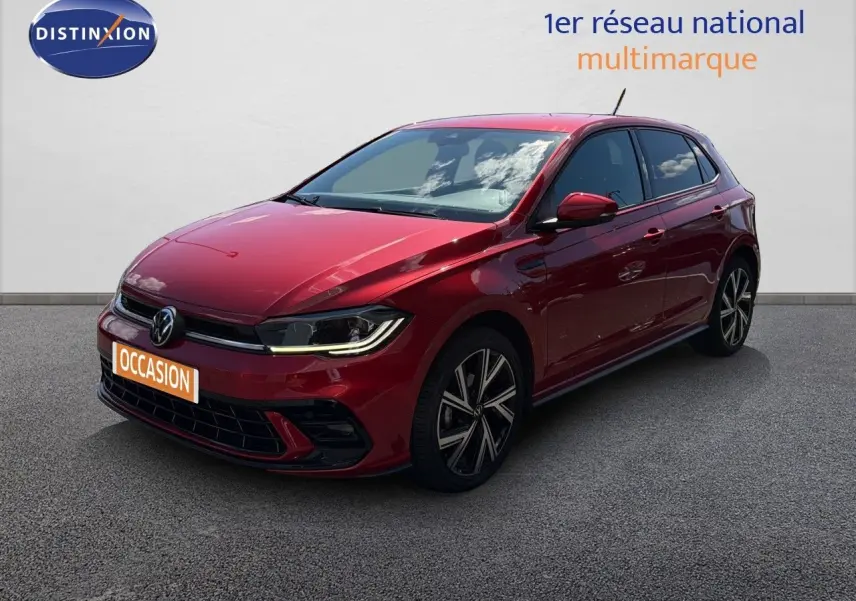 Volkswagen Polo 1.0 TSI 95 R-Line rouge roi vue 3/4 avant droit avec jantes alliage et phares LED allumés.