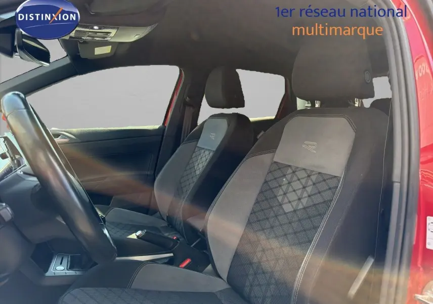 Vue intérieure côté conducteur de la Volkswagen Polo rouge Roi 2023, sièges R-Line avec surpiqûres distinctives.
