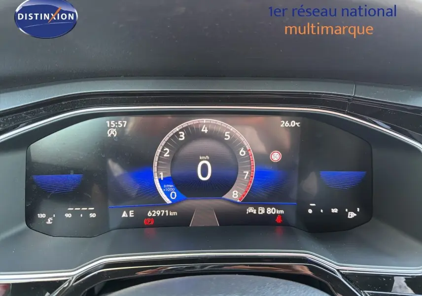 Tableau de bord numérique de Volkswagen Polo rouge roi 2023, affichage central du compteur à 0 km/h, vue de face.