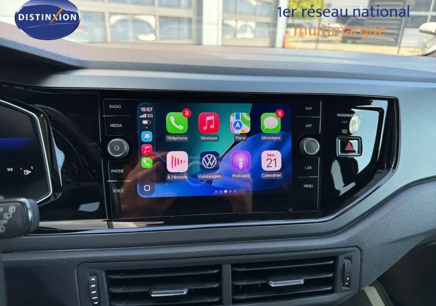 Vue rapprochée de l’écran tactile central du tableau de bord d’une Volkswagen Polo 2023, affichant Apple CarPlay.