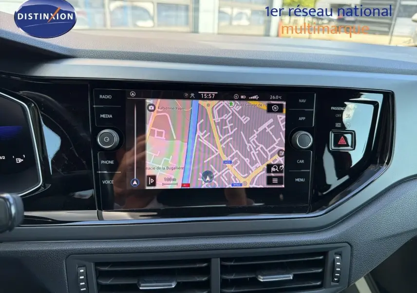 Vue rapprochée de l’écran tactile central du tableau de bord d’une Volkswagen Polo 2023 avec navigation affichée.