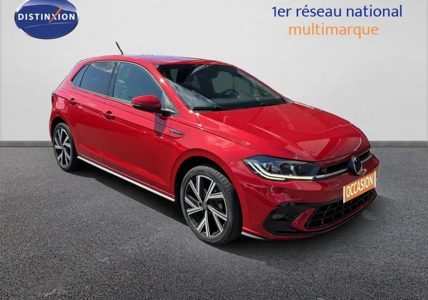 Volkswagen Polo 1.0 TSI R-Line rouge roi vue 3/4 avant droit avec jantes alliage et feux LED allumés.