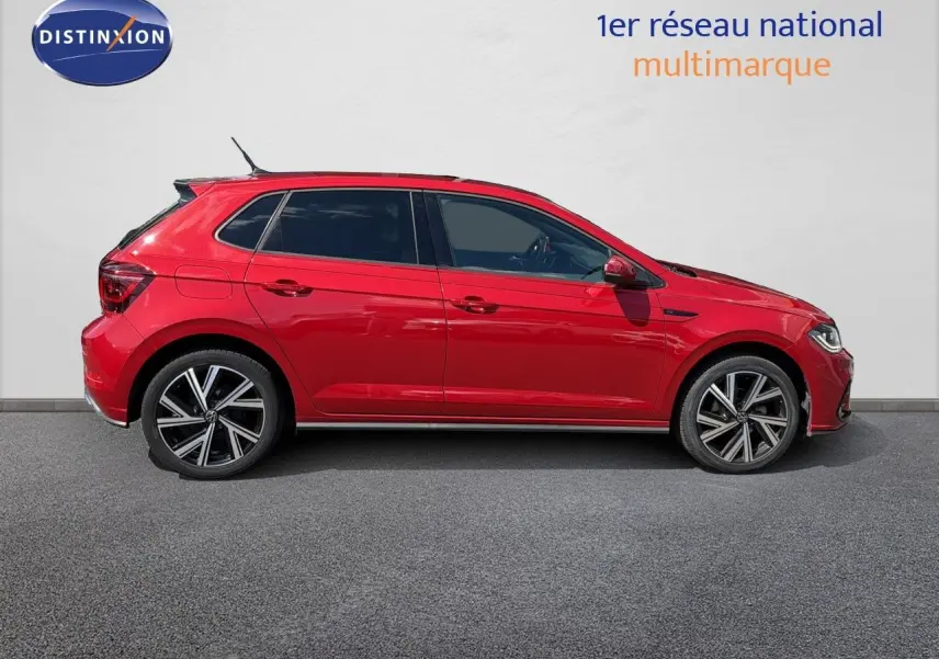 Volkswagen Polo 1.0 TSI 95 R-Line rouge Roi vue de profil côté gauche sur fond neutre.