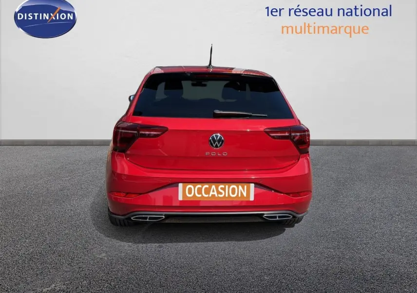 Vue arrière d'une Volkswagen Polo 1.0 TSI 95 R-Line rouge roi avec double sortie d'échappement et plaque "OCCASION".