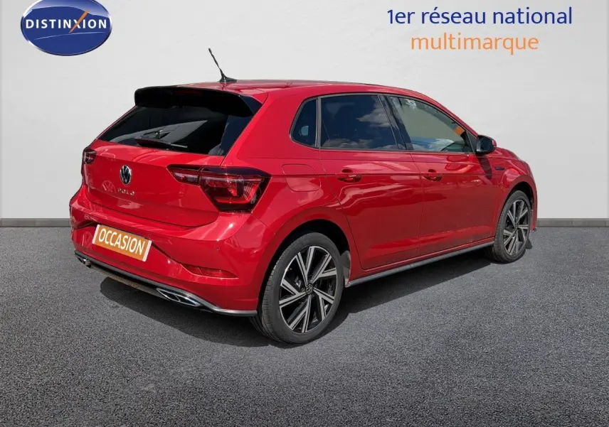 Volkswagen Polo 1.0 TSI 95 R-Line rouge roi vue 3/4 arrière droit, jantes alliage et vitres teintées.