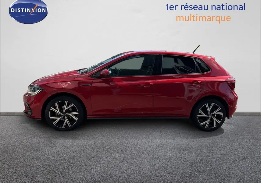 Profil droit d'une Volkswagen Polo 1.0 TSI 95 R-Line rouge roi 2023 avec jantes alliage et vitres teintées.