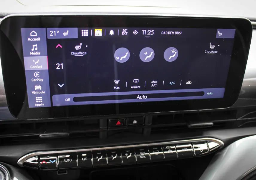 Écran tactile central de la Fiat 500 électrique 2023 affichant le réglage automatique de la climatisation.