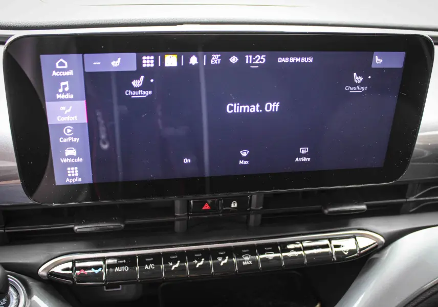 Vue rapprochée de l’écran tactile central de la Fiat 500 électrique 2023, affichant les commandes de climatisation.