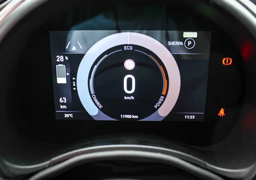Affichage numérique du tableau de bord de la FIAT 500 électrique 2023, montrant vitesse à 0 km/h et batterie à 28%.