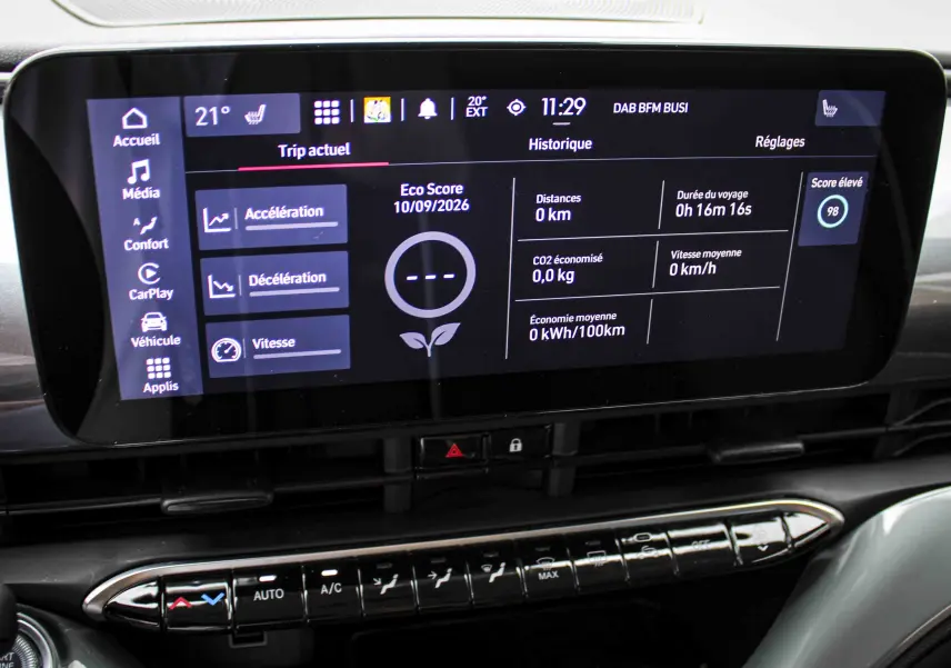 Écran tactile central de la Fiat 500 électrique 2023 affichant les données de conduite et la climatisation.