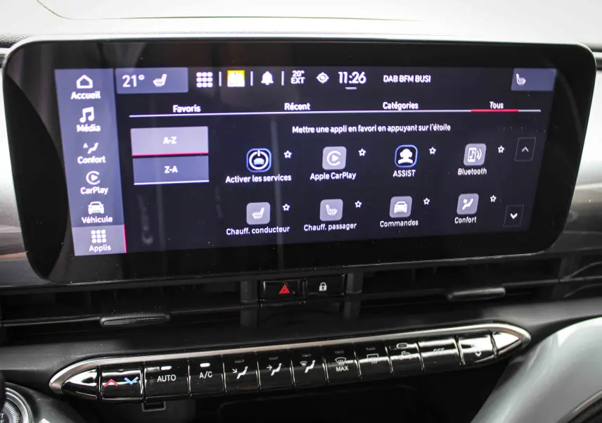 Écran tactile central de la Fiat 500 électrique 2023 affichant les options Apple CarPlay et chauffage sièges.
