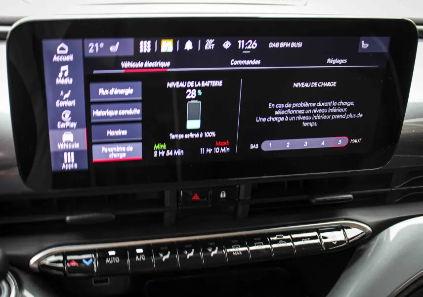Écran tactile central de la Fiat 500 électrique 2023 affichant le niveau de batterie et options de charge.