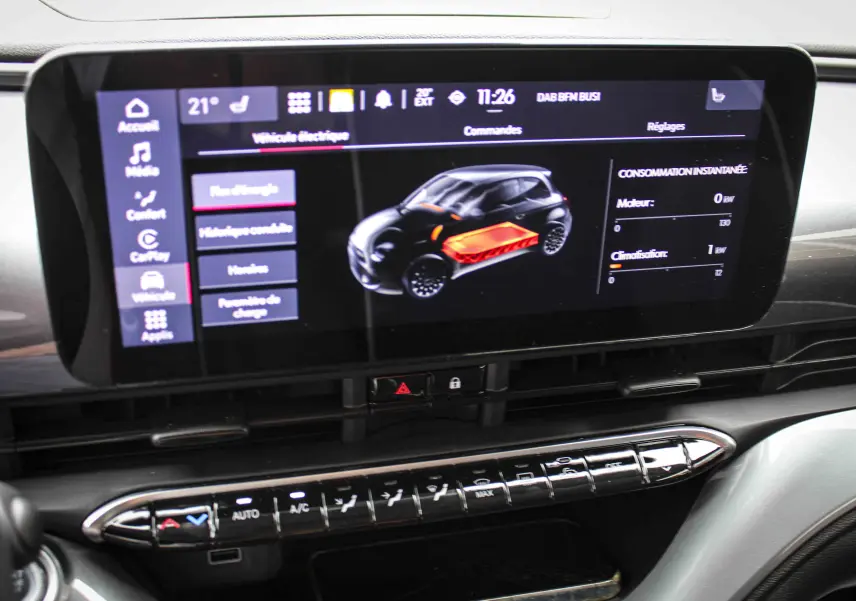 Écran tactile intérieur de la Fiat 500 électrique 2023 affichant les données de consommation et batterie, vue frontale rapprochée.