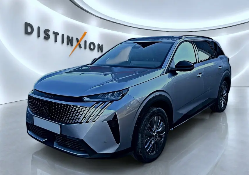 Peugeot 5008 Hybrid 145 allure e-dcs6 gris artense en 3/4 avant droit dans un showroom lumineux.