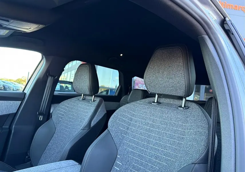Vue intérieure des sièges avant gris tissu et cuir du Peugeot 5008 Hybrid 145 allure e-dcs6 2025, côté droit.