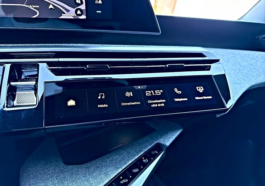 Vue rapprochée de la console centrale du Peugeot 5008 Hybrid 145 allure e-dcs6 2025, avec écran tactile et finition tissu gris.