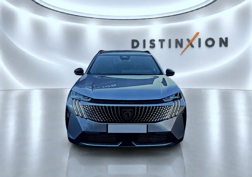 Vue frontale d'un Peugeot 5008 Hybrid 145 allure e-dcs6 gris artense avec calandre distinctive et logo lion.