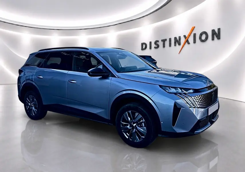 Peugeot 5008 Hybrid 145 allure e-dcs6 gris artense en 3/4 avant droit dans un showroom lumineux.