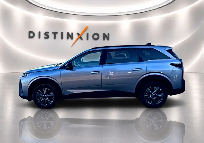 Peugeot 5008 Hybrid 145 allure e-dcs6 gris artense en profil droit dans un showroom lumineux avec logo Distinxion.