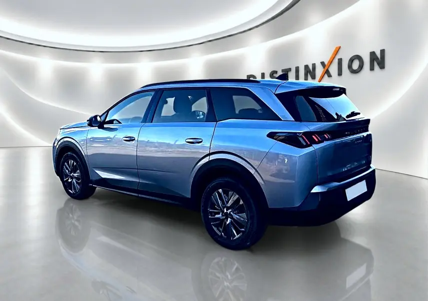 Peugeot 5008 Hybrid 145 allure e-dcs6 gris artense en 3/4 arrière droit avec jantes alu et feux LED distinctifs.