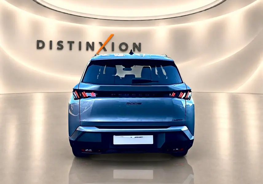 Vue arrière du Peugeot 5008 Hybrid 145 allure e-dcs6 gris artense, avec feux LED et becquet arrière visible.