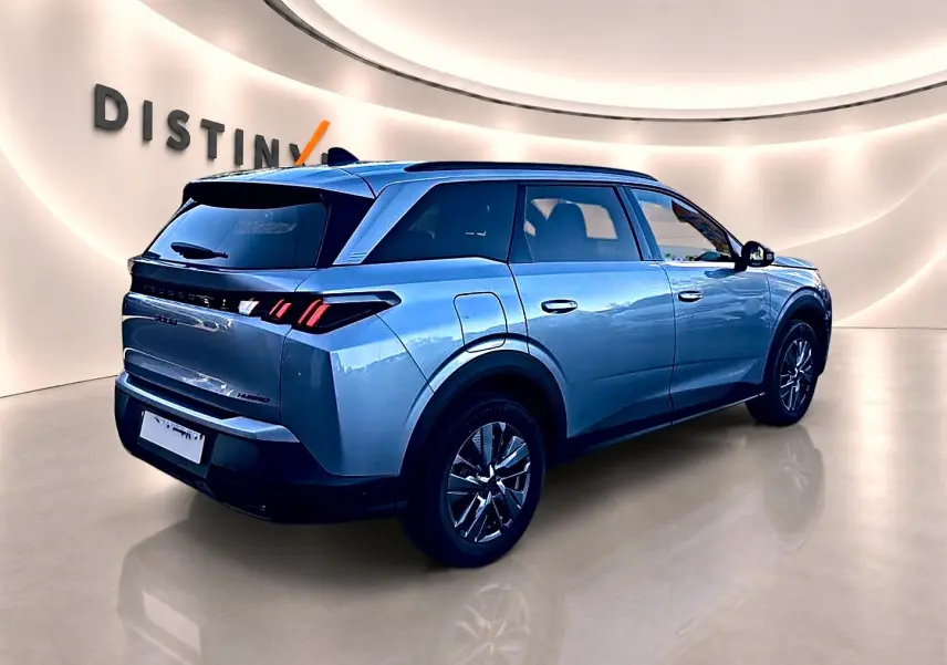 Peugeot 5008 gris Artense en 3/4 arrière droit, avec feux arrière LED et jantes alliage visibles.