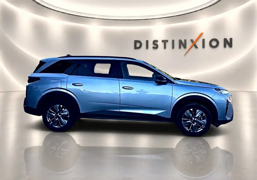 Peugeot 5008 Hybrid 145 allure e-dcs6 gris Artense en profil droit, avec jantes alu et toit noir contrasté.