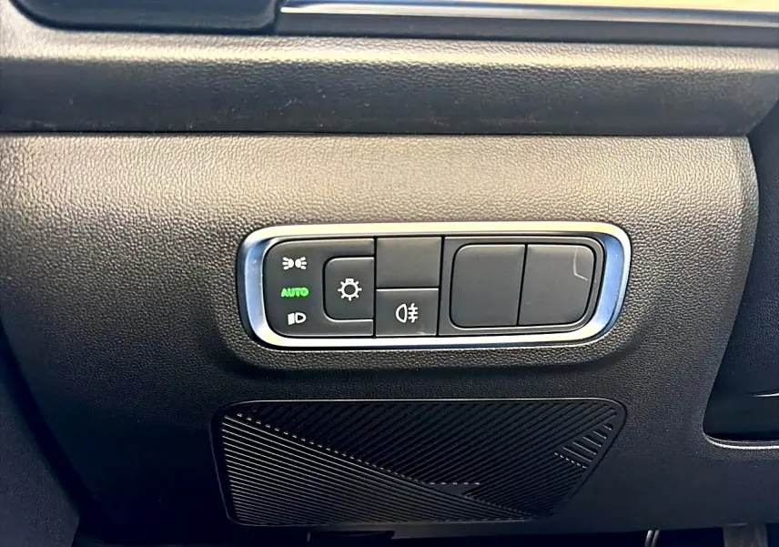 Panneau de commandes d’éclairage et haut-parleur noir intégré sur la partie gauche du tableau de bord du JAECOO J7 blanc kaki.