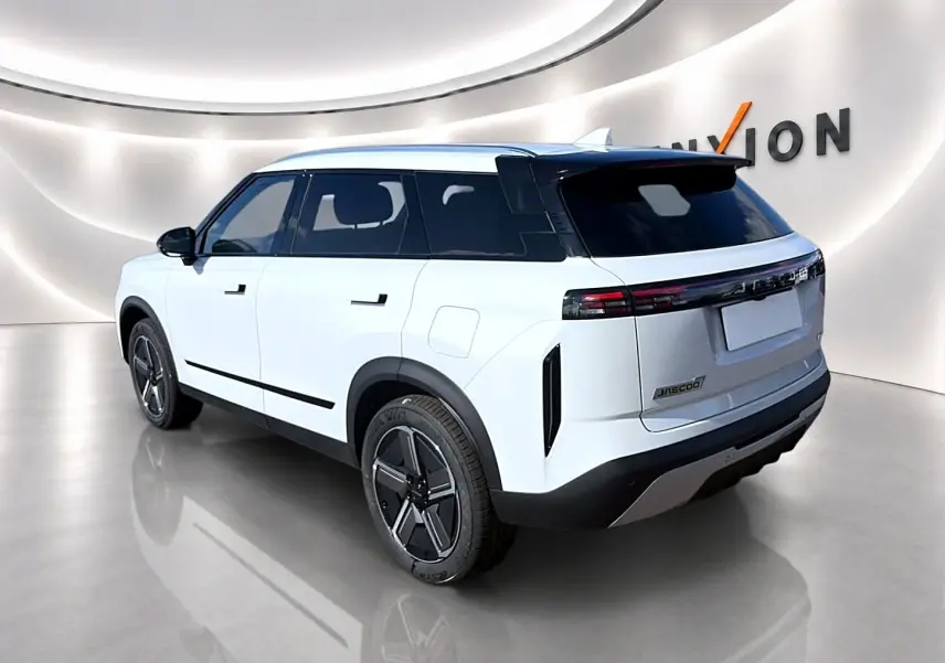 Vue 3/4 arrière droite du SUV JAECOO J7 blanc kaki avec toit noir et jantes alu distinctives.
