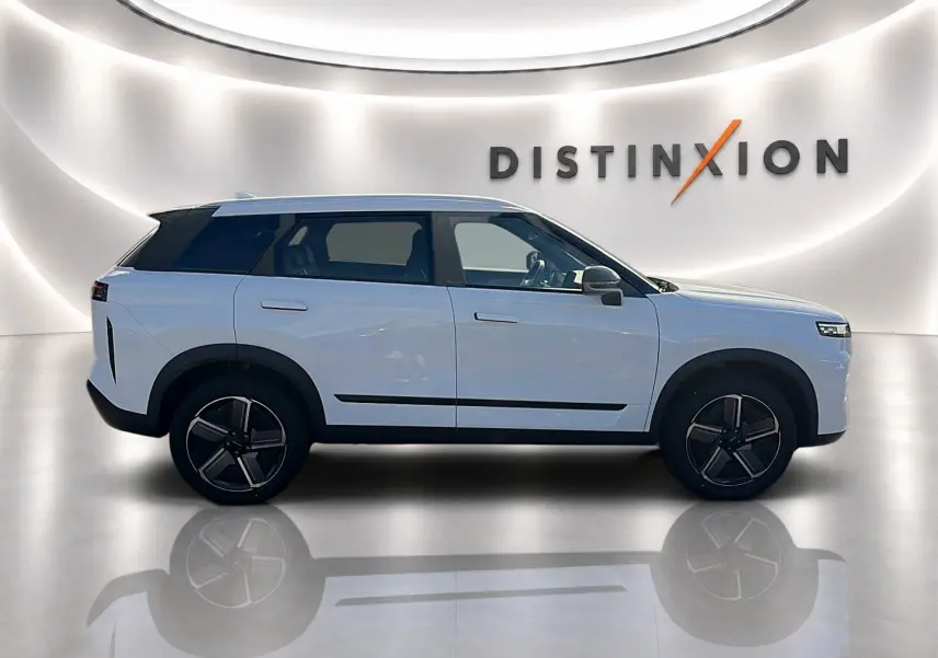 Vue latérale droite du SUV JAECOO J7 blanc kaki avec jantes alu et toit panoramique en studio lumineux.