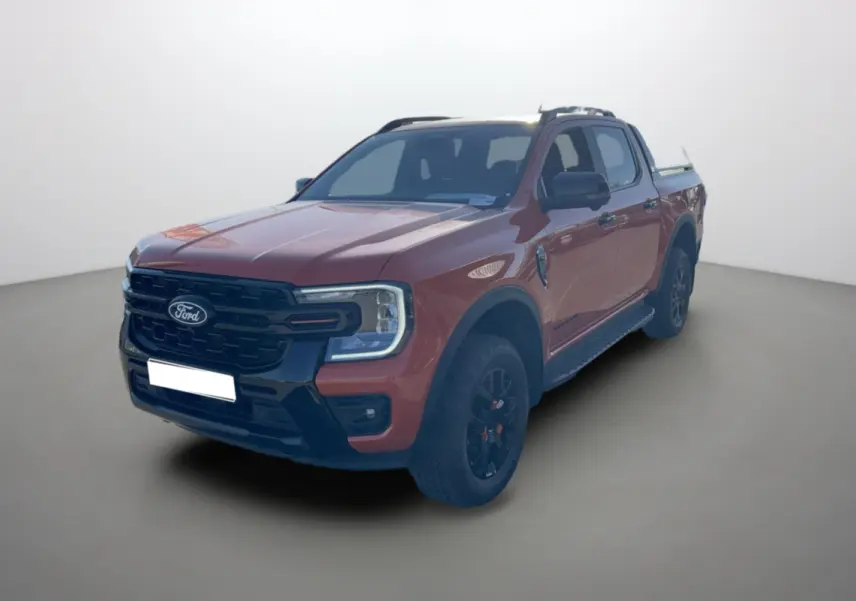 Ford Ranger Wildtrak orange Ignite vu en 3/4 avant droit avec calandre noire et jantes noires.