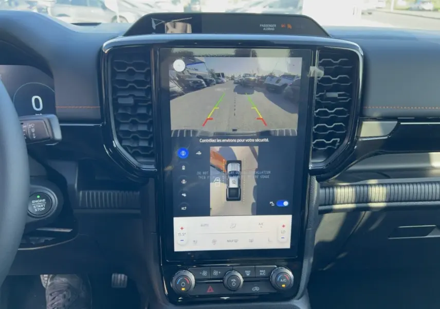Vue intérieure centrée sur l'écran tactile central du Ford Ranger Wildtrak 2026, affichant la caméra 360° et les commandes climatisation.