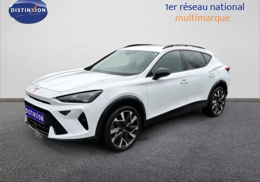 Vue 3/4 avant d'une CUPRA Formentor 1.5 eTSI blanche Neige Metal avec jantes noires et toit panoramique.