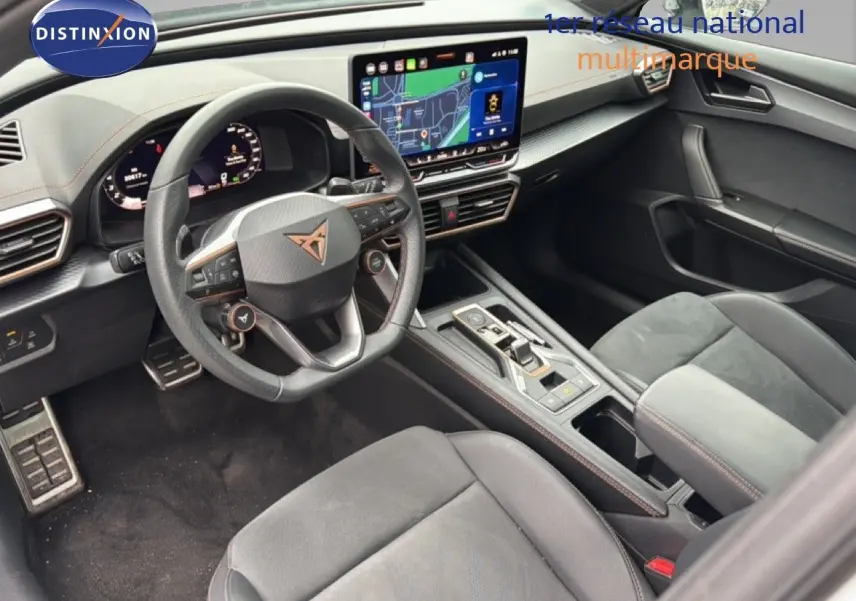 Vue intérieure côté conducteur de la CUPRA Formentor 2025 avec volant cuir, écran tactile et sièges alcantara noirs.