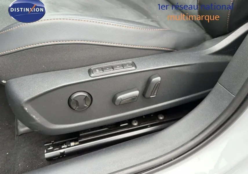 Gros plan sur les commandes électriques du siège conducteur en cuir noir de la CUPRA Formentor blanc neige métal.