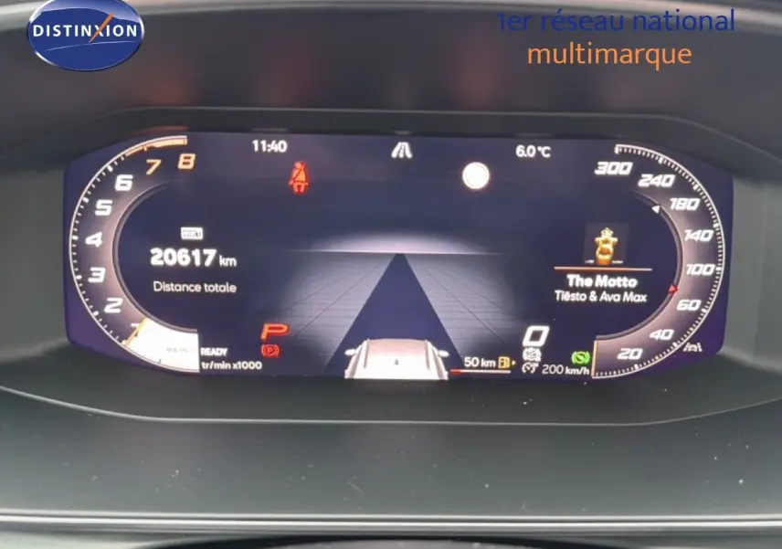 Tableau de bord numérique du CUPRA Formentor blanc neige métal, affichant la vitesse, le régime et la navigation.