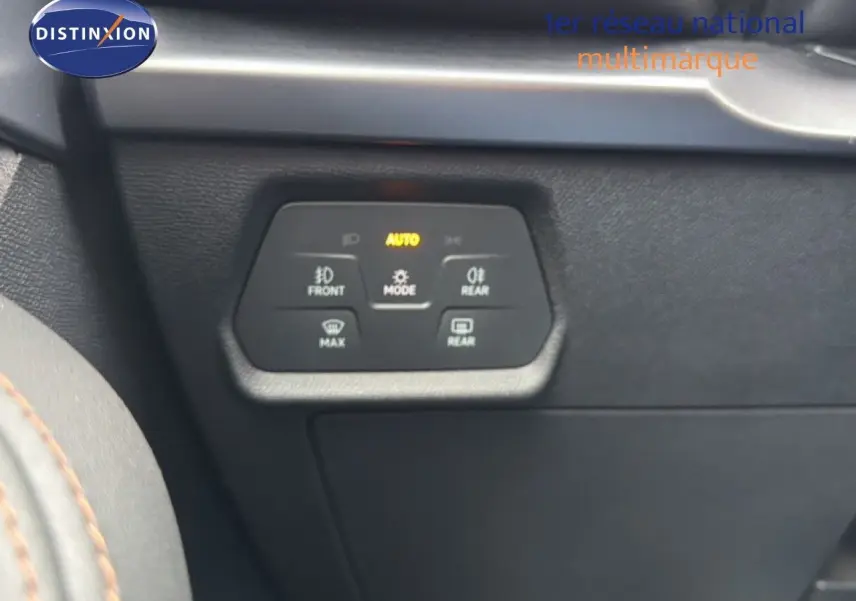 Détail du panneau de commandes d’éclairage avec mode automatique dans l’habitacle noir du CUPRA Formentor blanc neige métal 2025.