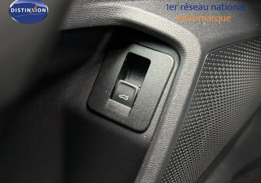 Gros plan sur le bouton d'ouverture de coffre dans l'habitacle noir d'une CUPRA Formentor 2025.