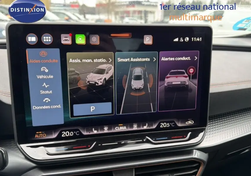 Vue rapprochée de l'écran tactile du tableau de bord du CUPRA Formentor blanc neige métal, affichant les aides à la conduite.