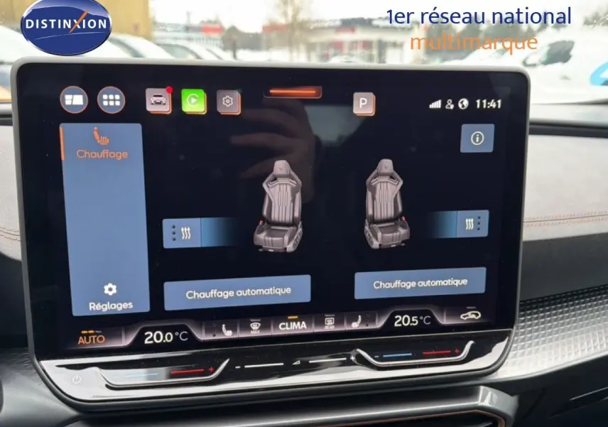 Écran tactile du système de climatisation avec réglage du chauffage des sièges dans une CUPRA Formentor blanc neige métal.