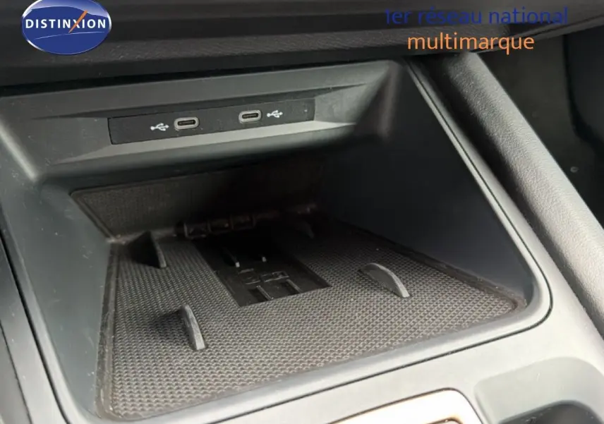 Gros plan sur la console centrale avec deux ports USB-C et un espace de rangement noir dans une CUPRA Formentor blanc neige métal.