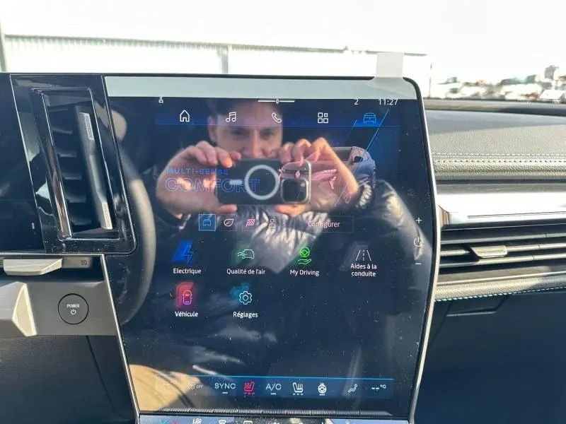 Écran tactile central du Renault Scénic E-Tech gris schiste, vue intérieure du tableau de bord côté conducteur.
