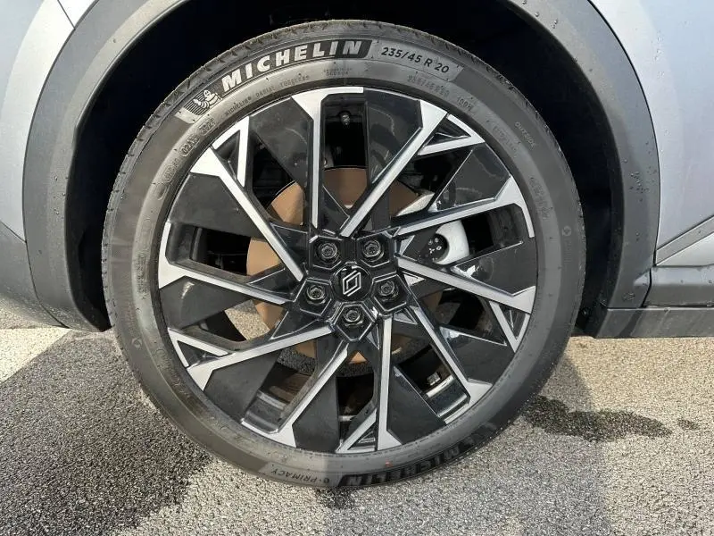 Gros plan sur la jante alu noire et argentée du Renault Scenic E-Tech Gris Schiste, avec pneu Michelin visible.