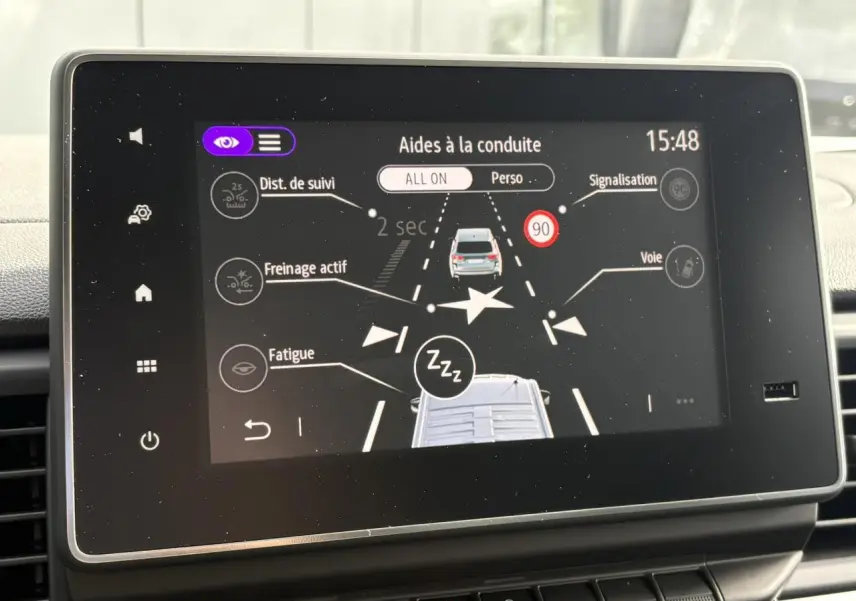 Écran tactile du système d’aide à la conduite du Renault Trafic Fourgon montrant les alertes et distances de sécurité.