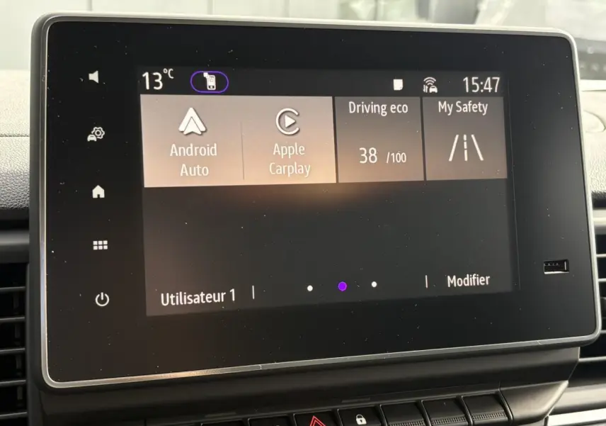 Écran tactile central du Renault Trafic Fourgon 2026 affichant Android Auto et Apple CarPlay en interface moderne.