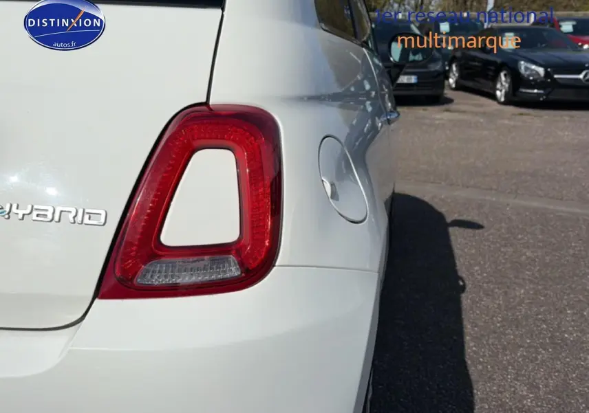 Gros plan sur le feu arrière gauche blanc d'une FIAT 500 1.0 70 bsg dolcevita 2023, avec logo Hybrid visible.